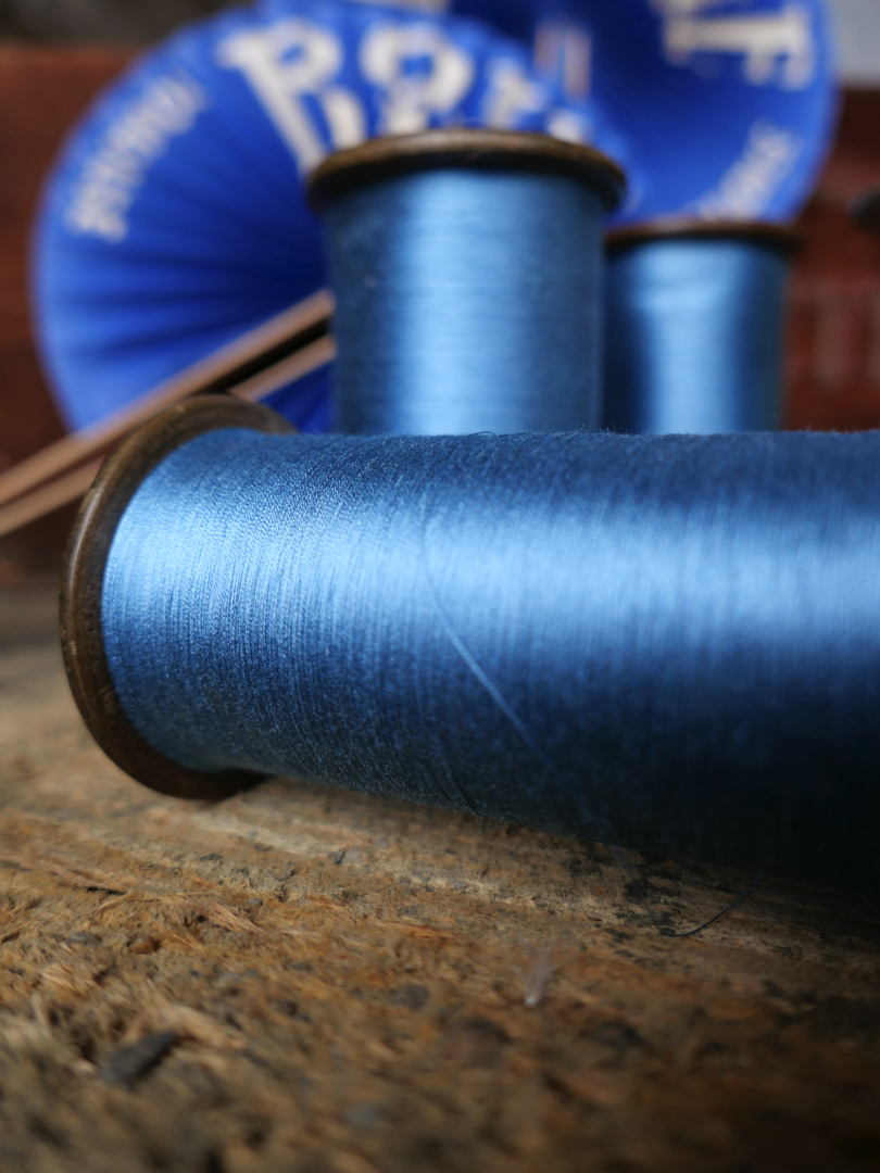 Realm Lot de 4 bobines de fil en polyester pour machine à coudre